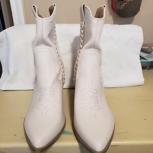 DV by Dolce Vita. Elegant Cream Women's Ankle Boots.